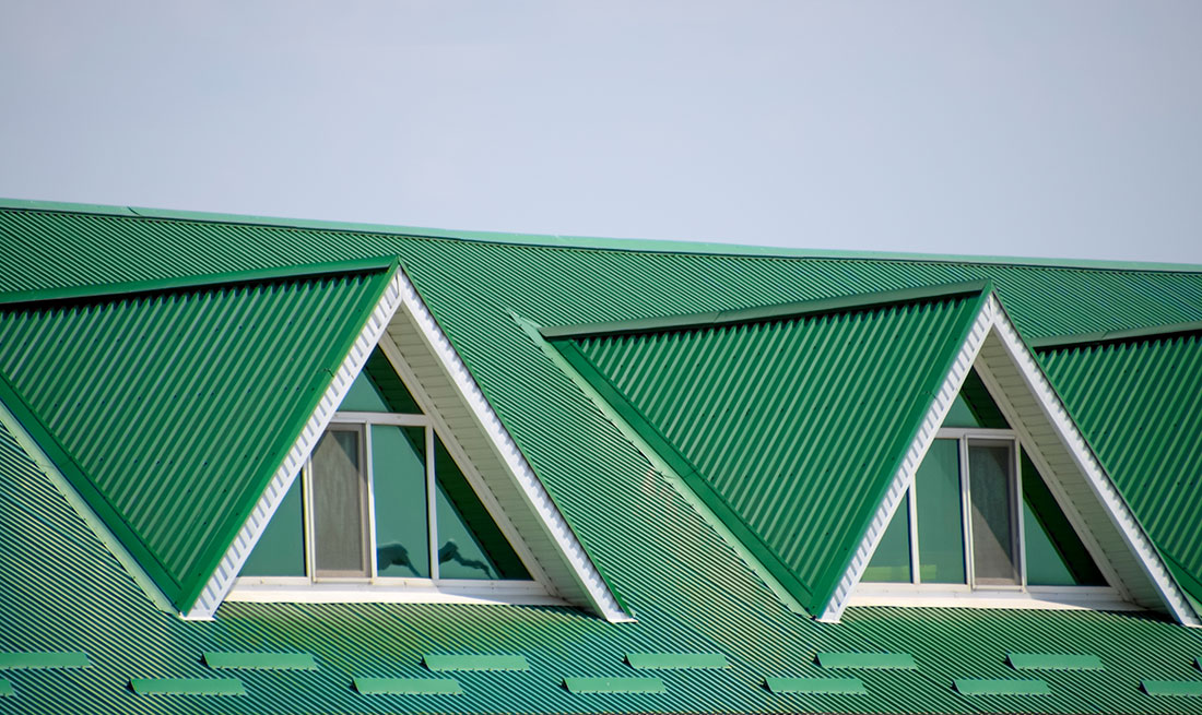 Okna dachowe czy lukarny zalety i wady