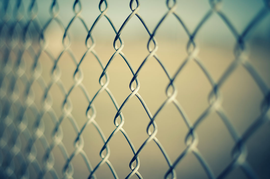 Panele ogrodzeniowe czy siatka – zalety i wady