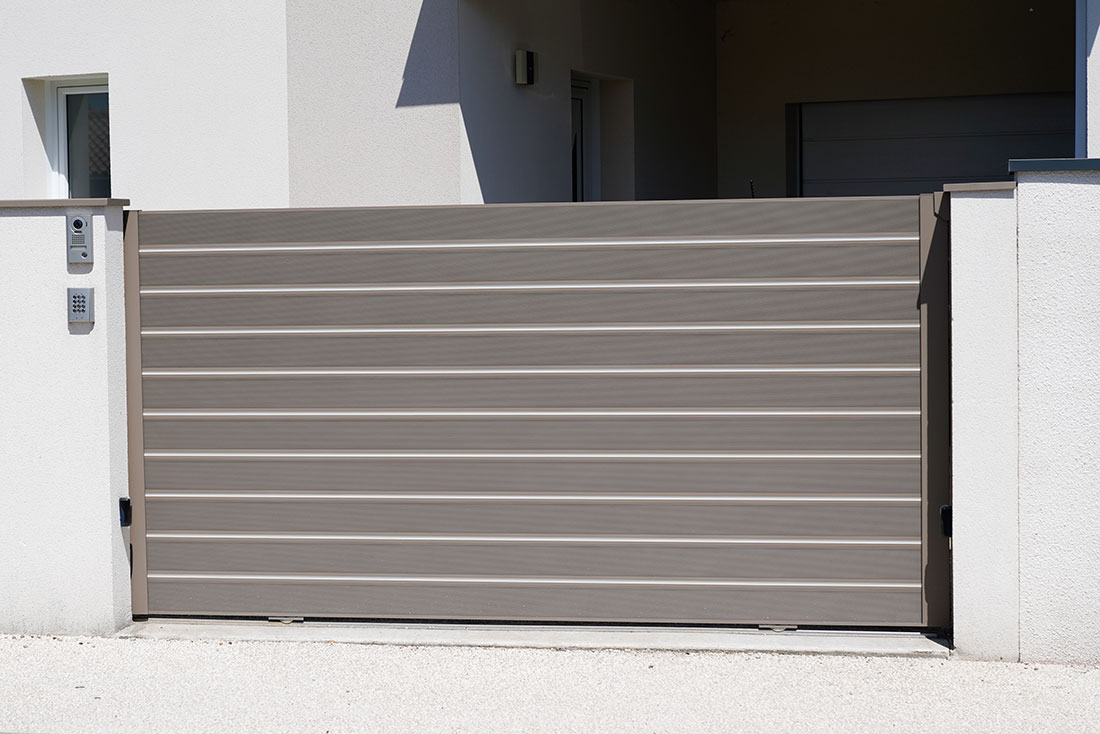 Brama przesuwna czy dwuskrzydłowa