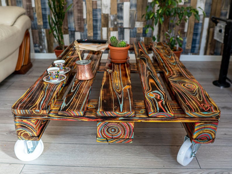 Artystyczny stolik kawowy z palet