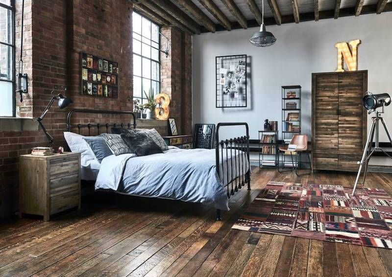 Sypialnia w stylu industrialnym z elementami rustykalnymi
