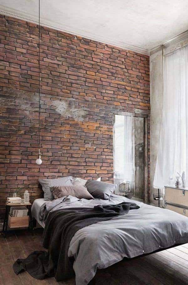 Sypialnia w stylu industrialnym ze ścianą z czerwonej cegły