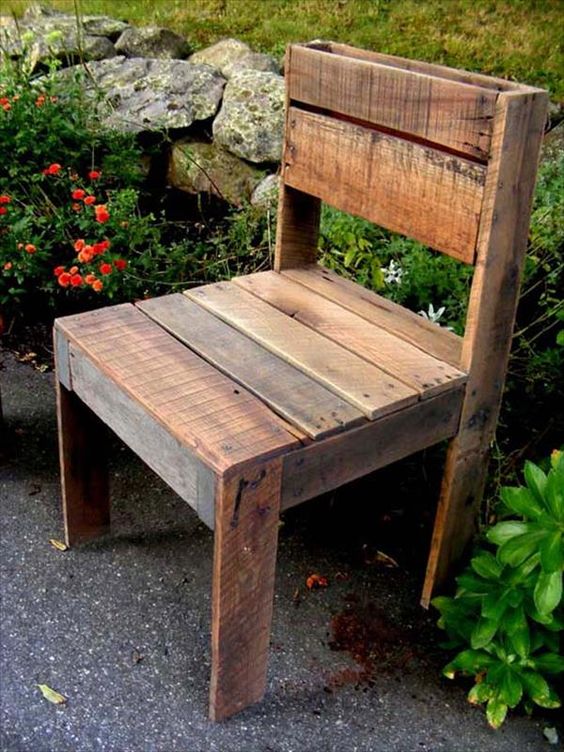 Drewniane krzesło z materiału z palet 