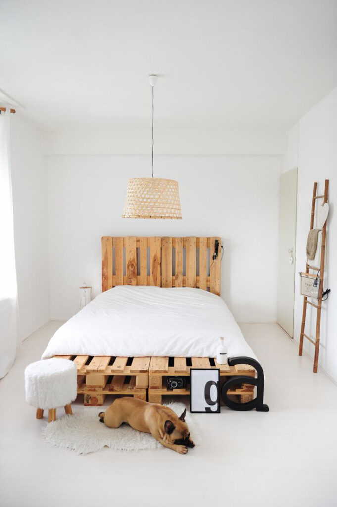 Łóżko z palet w stylu skandynawskim