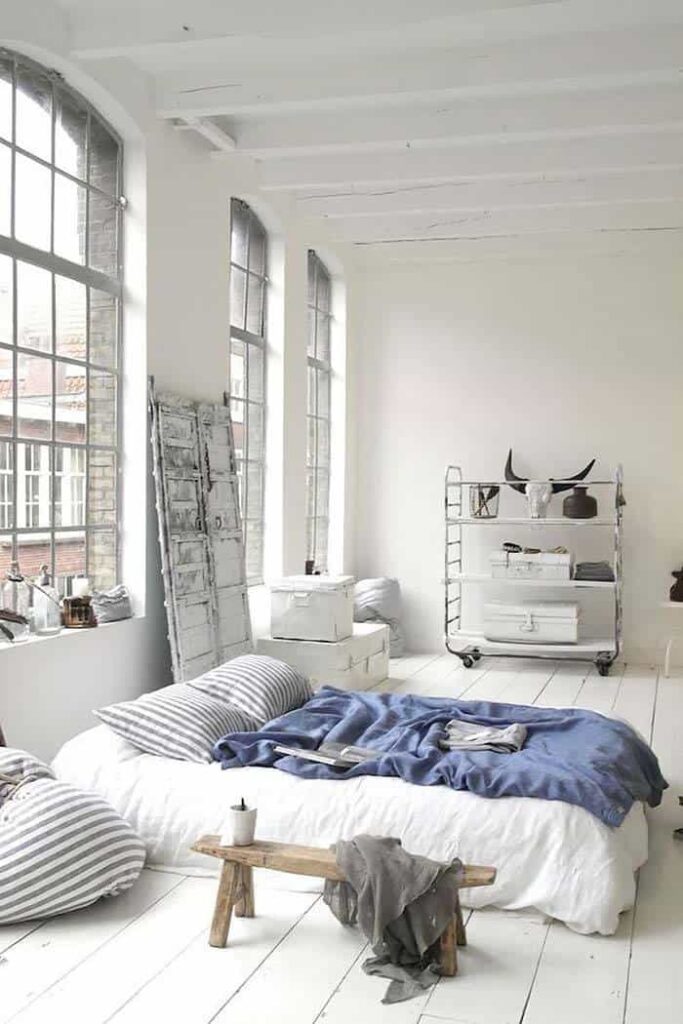 Sypialnia w stylu industrialnym z dominantą bieli