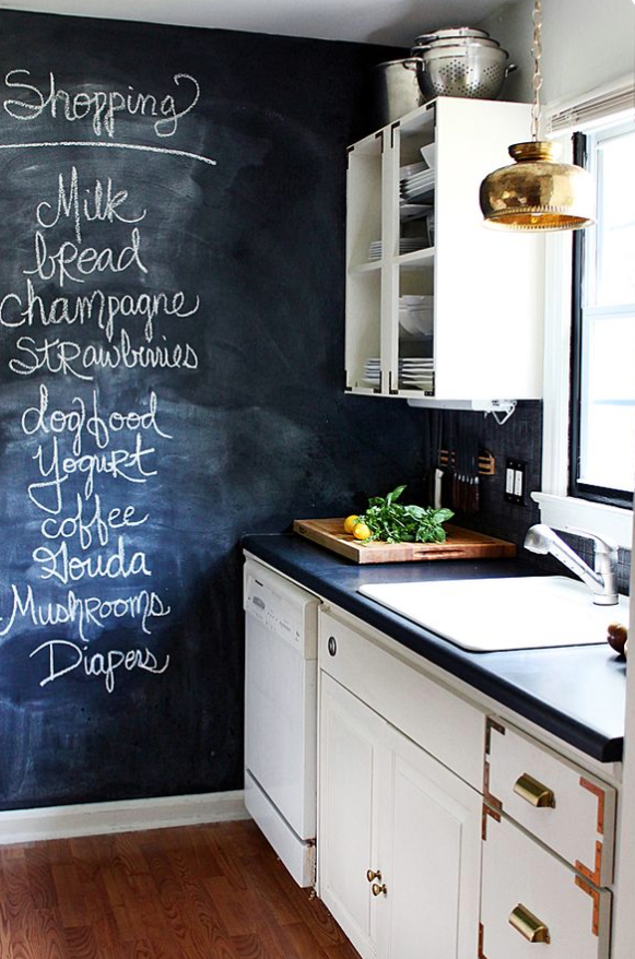 Pomysł w małej kuchni - tablica na ścianie